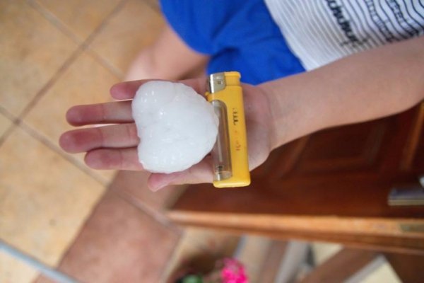 На Закарпатті град розбив машини, дахи та вікна. ФОТО. ВІДЕО