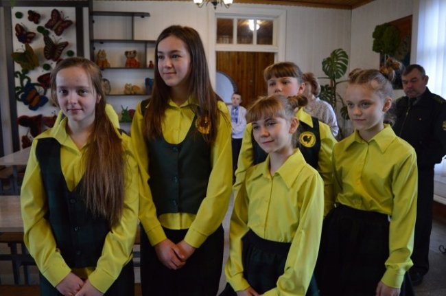 Бананове дерево, екзотичні пальми, фікуси, маракуї: у волинській школі учні створили зимовий сад. ФОТО