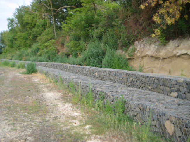 Готуються до весни: селяни укріпили береги Стиру. ФОТО