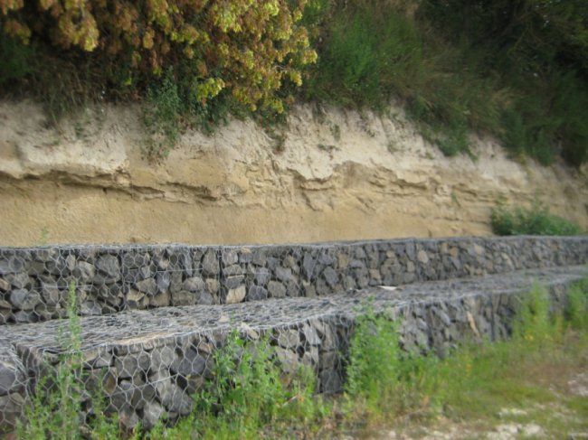 Готуються до весни: селяни укріпили береги Стиру. ФОТО