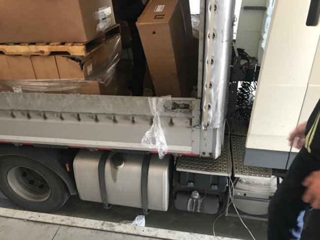 На «Ягодині» знайшли контрабанду на півтора мільйона, замасковану під «гуманітарку». ФОТО