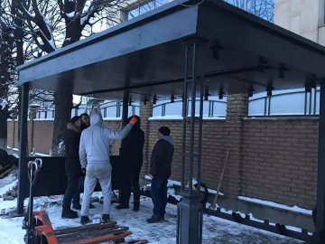 У Луцьку почали встановлювати «розумні зупинки»