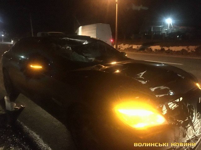 Моторошна аварія: поблизу Луцька чоловіка від удару автівки розірвало на шматки. ФОТО