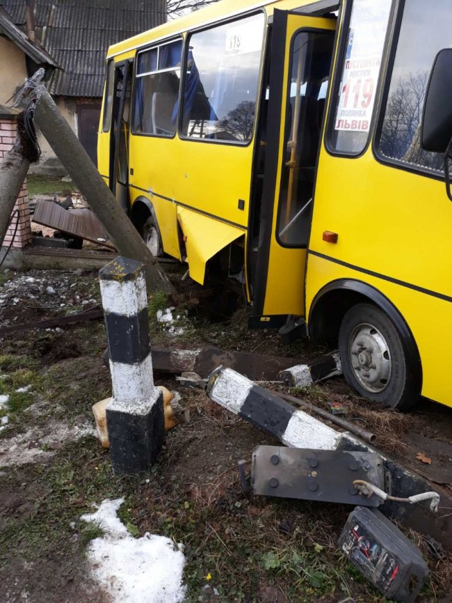 На Львівщині поїзд зіткнувся з маршруткою, є постраждалі. ФОТО