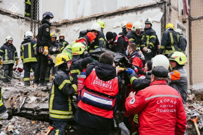 Кількість загиблих від удару по 9-поверхівці в Одесі зросла до 5