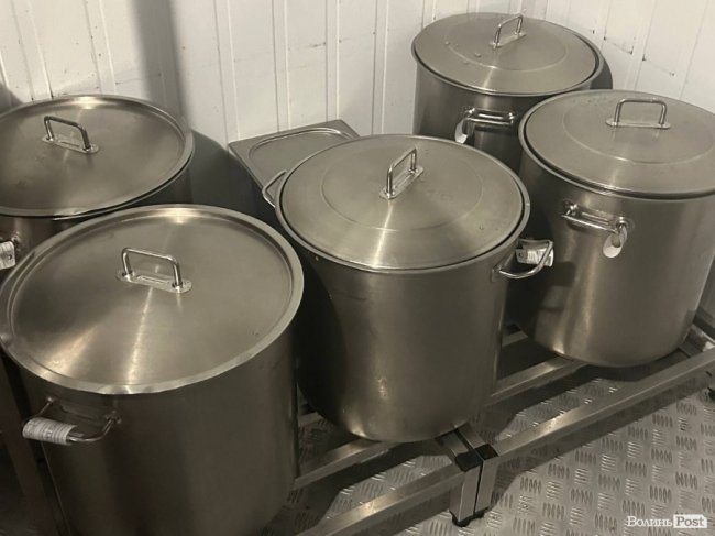 У яких умовах готують і зберігають їжу в «Пузатій хаті»: кухню ресторану показали зсередини. ФОТО