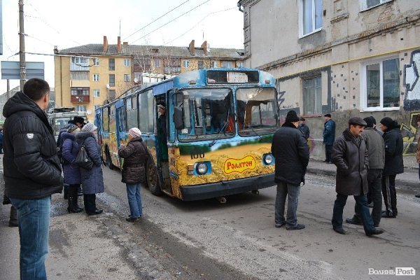 У Луцьку не розминулися Mitsubishi і тролейбус. ФОТО