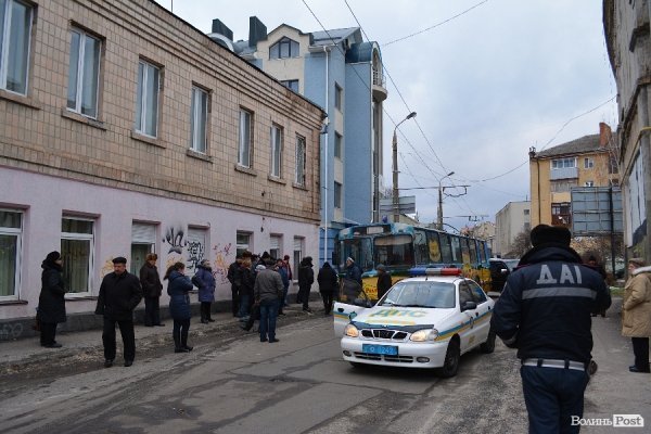 У Луцьку не розминулися Mitsubishi і тролейбус. ФОТО