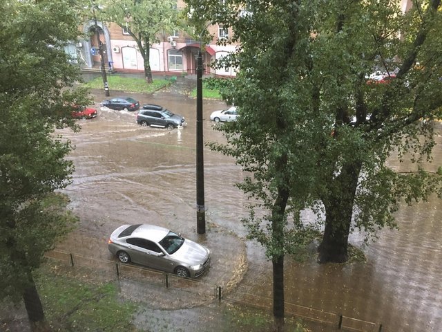 Київ «поплив» через потужну зливу. ВІДЕО