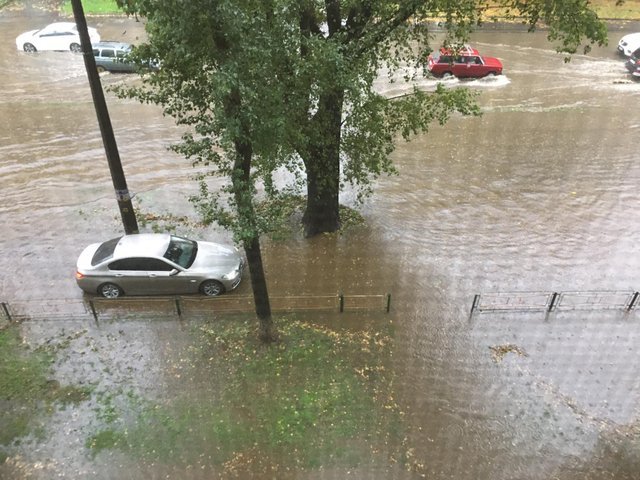 Київ «поплив» через потужну зливу. ВІДЕО