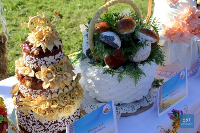 До Володимира привезли короваї з усієї області. ФОТО