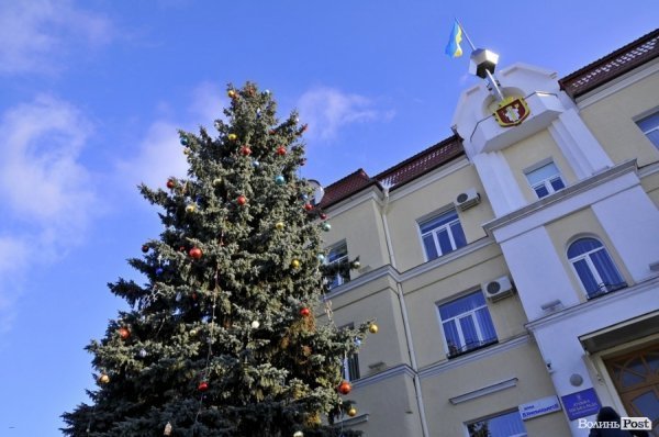 Новий Рік приходить: Луцькі ялинки прикрашають