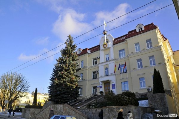 Новий Рік приходить: Луцькі ялинки прикрашають
