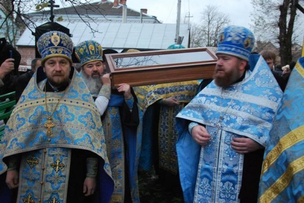 Як  у Луцьку «віпи» поклонялися Єрусалимській Плащаниці 