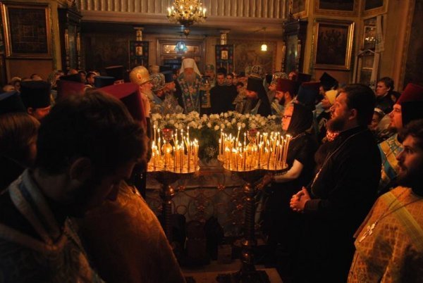 Як  у Луцьку «віпи» поклонялися Єрусалимській Плащаниці 