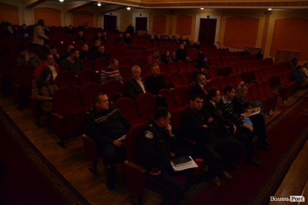 У Луцьку «вершили долю» переповненого авторинку. ФОТО 