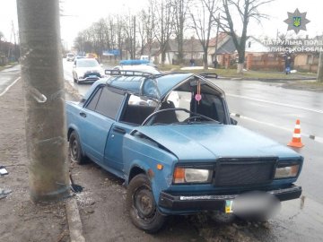 У Луцьку п'янючий водій ВАЗу в'їхав у стовп. ФОТО