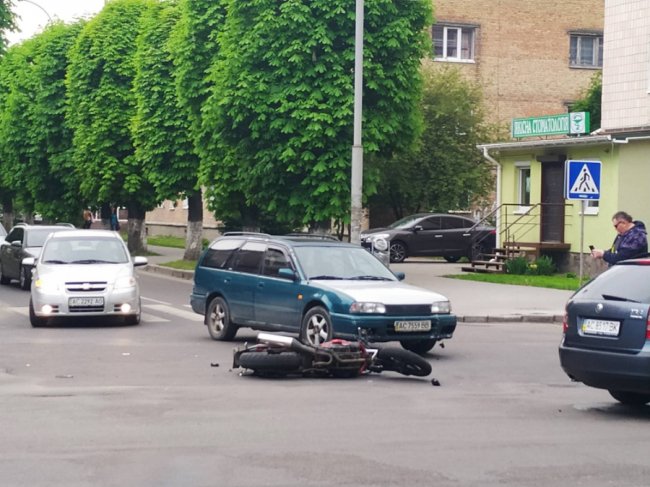 У Луцьку мотоцикл зіткнувся з легковиком. ФОТО