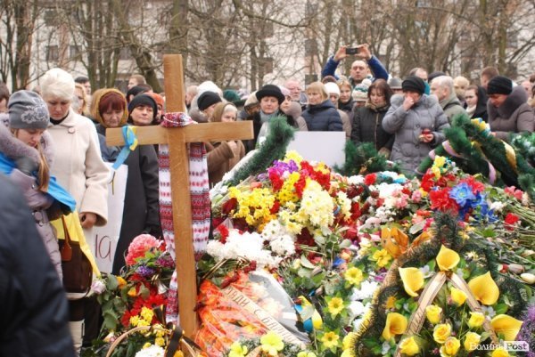 Луцьк сумує: хода до могили Героя Майдану. ФОТО