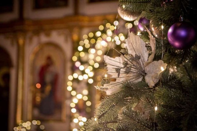 Квіти для храму: лучанка розповіла, як прикрашає монастир на великі свята 