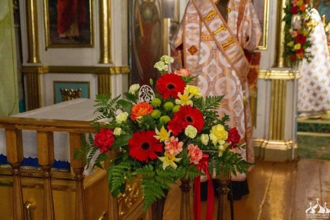 Квіти для храму: лучанка розповіла, як прикрашає монастир на великі свята 