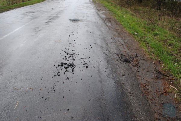 «Інспектор Ляля» допомогла: полатали ями на трасі Нововолинськ – Володимир-Волинський. ФОТО