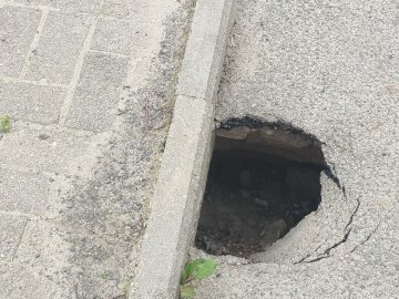 У Луцьку на автобусній зупинці провалився асфальт. ФОТО