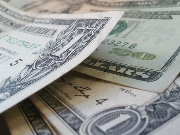 В Україні збільшили щоденний ліміт зняття валюти