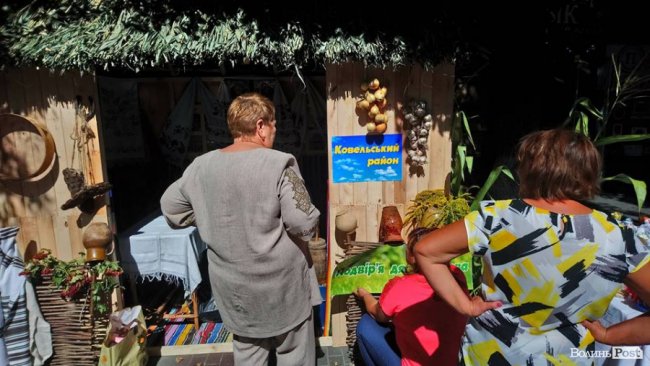 У центрі Луцька встановлюють етнографічні майданчики. ФОТО