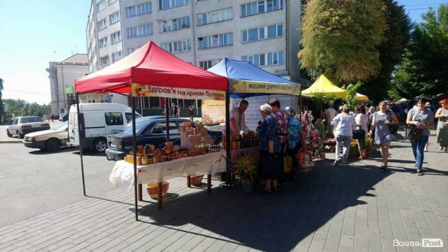 У центрі Луцька встановлюють етнографічні майданчики. ФОТО