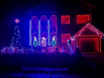 Неподалік Волині родина на власному подвір'ї влаштовує новорічне світлове шоу
