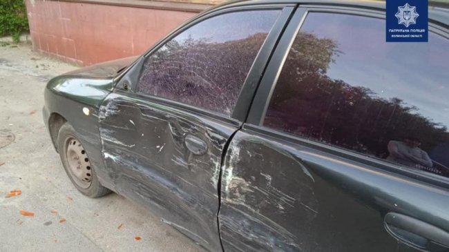 У Луцьку п’яний водій за кермом буса пошкодив 3 припарковані автівки. ФОТО