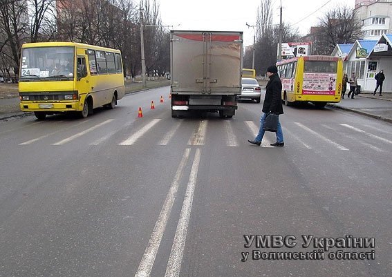 Аварія у Луцьку: під колесами авто опинилися дві школярки. ФОТО