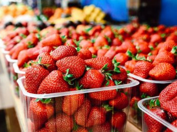 Скільки коштує полуниця на ринку у Луцьку