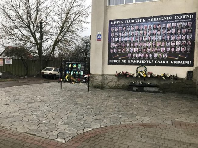 У Ратному завершили облаштування Стенду Героїв 