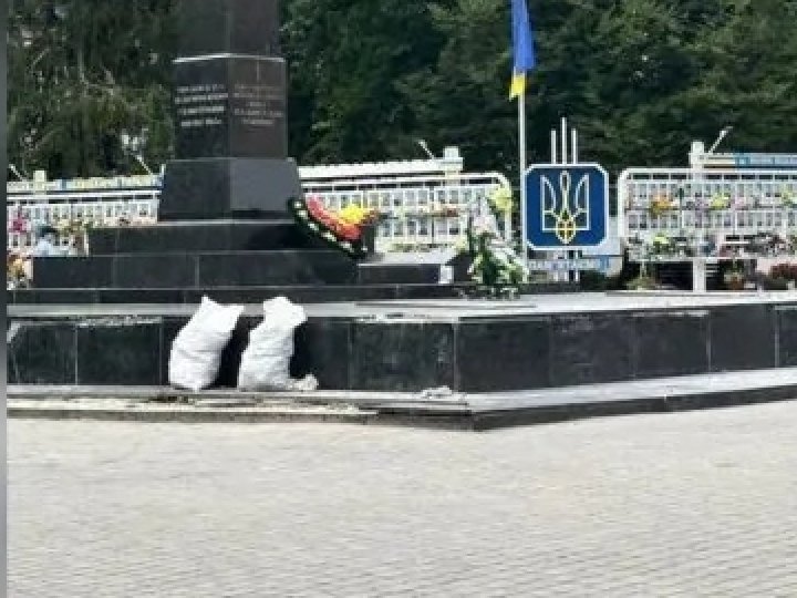Перед Днем міста у Володимирі «підлатали» Обеліск Слави