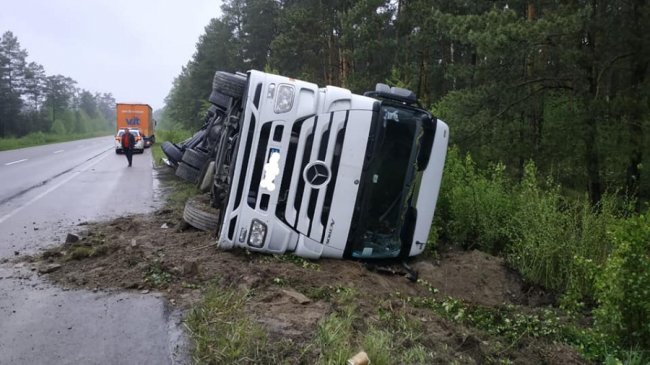 На трасі Київ-Ковель вантажівка злетіла у кювет і перекинулася. ФОТО