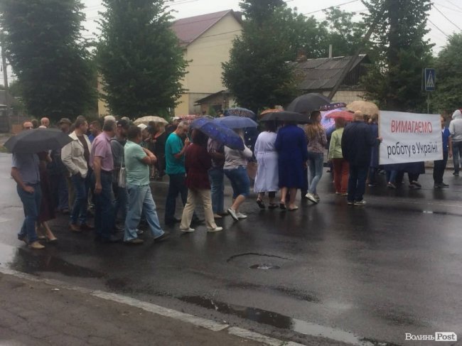Протест у Луцьку: працівники заводу перекрили вулицю. ФОТО. ВІДЕО. 