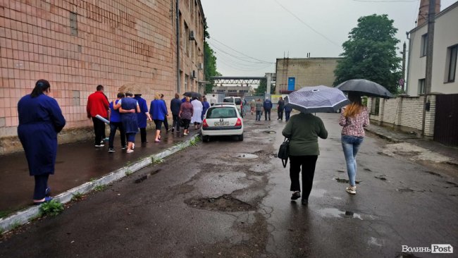 Протест у Луцьку: працівники заводу перекрили вулицю. ФОТО. ВІДЕО. 