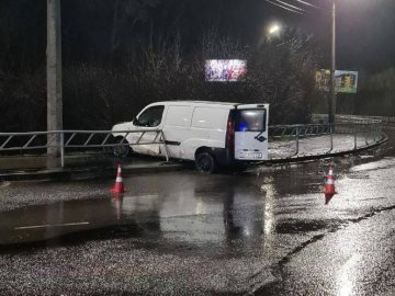 У Луцьку п'яний водій протаранив дорожню огорожу