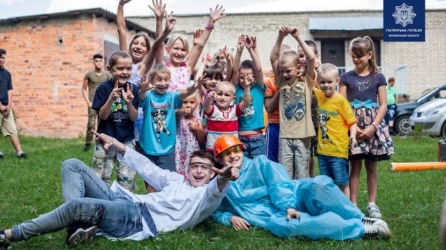 Кульки, подарунки, фотозона: волинські патрульні і волонтери влаштували свято для дітей з притулку. ФОТО