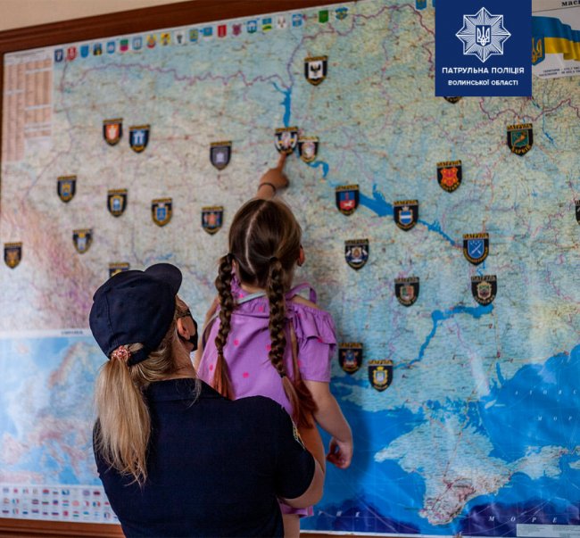 Мріє стати поліцейською: луцькі патрульні зробили сюрприз 4-річній дівчинці. ФОТО