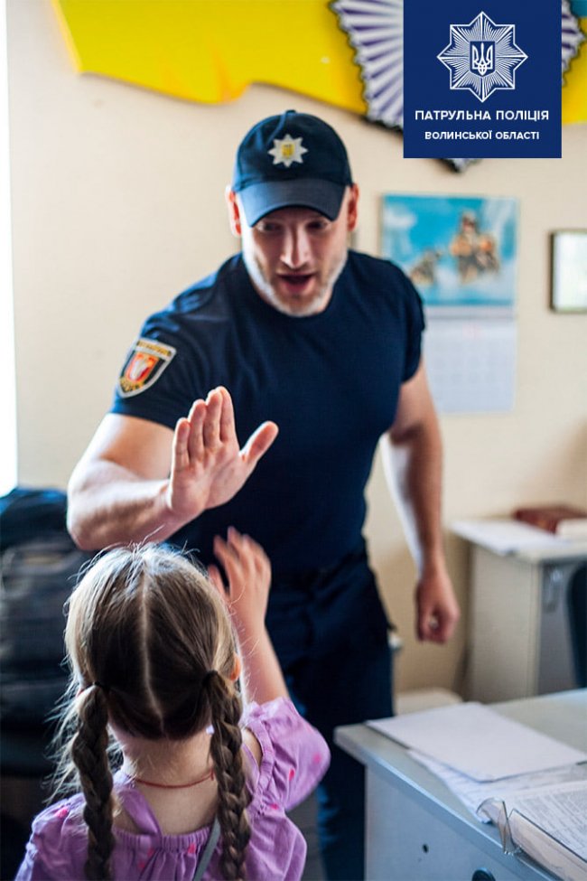 Мріє стати поліцейською: луцькі патрульні зробили сюрприз 4-річній дівчинці. ФОТО
