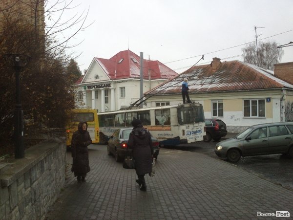 У центрі Луцька маршрутки їздять тротуарами. ФОТО