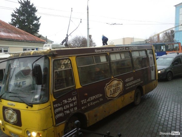 У центрі Луцька маршрутки їздять тротуарами. ФОТО