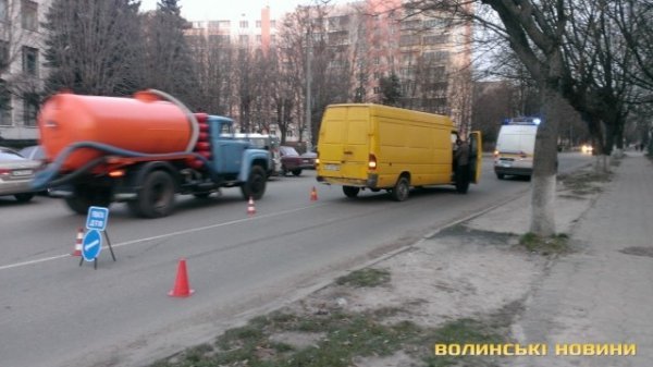 У Луцьку бус збив дівчину