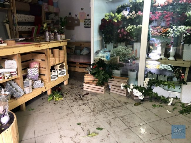 На Волині п'яний чоловік розтрощив магазин та авто колишньої дружини. ФОТО. ВІДЕО