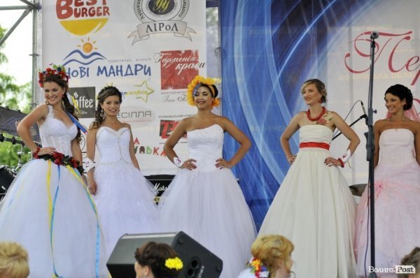 Парад наречених у Луцьку. ФОТО