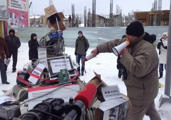 У Львові збудували «криваву йолку» біля супермаркета регіонала