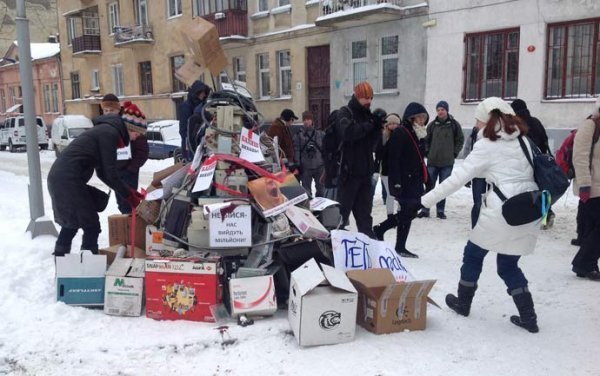 У Львові збудували «криваву йолку» біля супермаркета регіонала